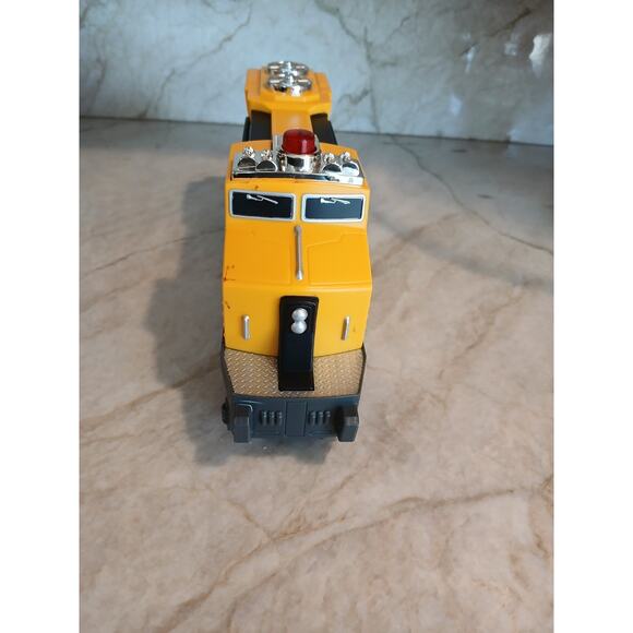 Toy State CATERPILLAR Construction Train Locomotive Engine CAT Yellow Works Fast - Picture 4 of 16